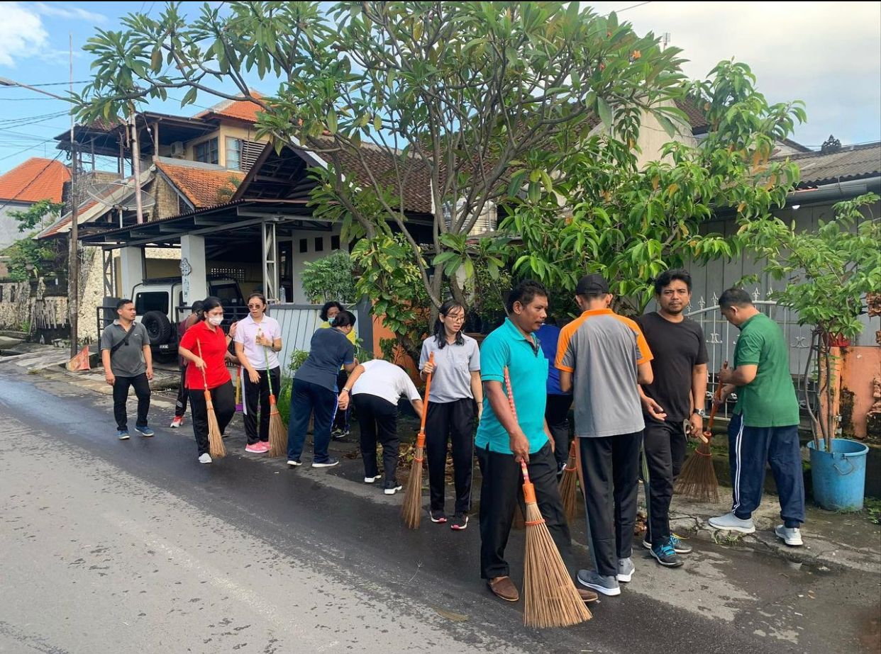 Kerja Bakti Di lingkungan Bapak Angkat Desa Tegal Kertha.