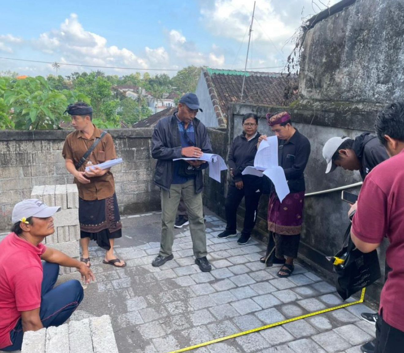 Pengecekan purnalaksana pengerjaan kegiatan jalan lingkungan di desa peguyangan kangin
